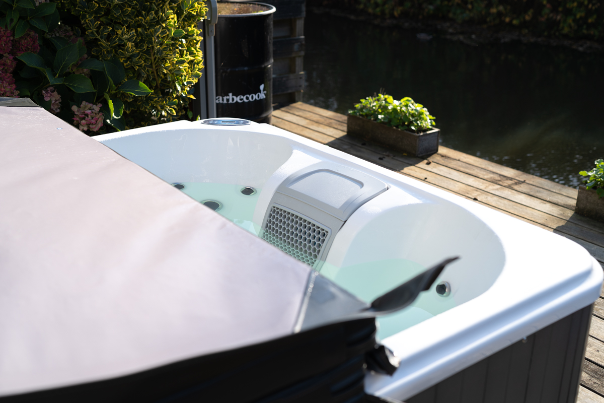 W'eau Professionele spa - 4 persoons
half open