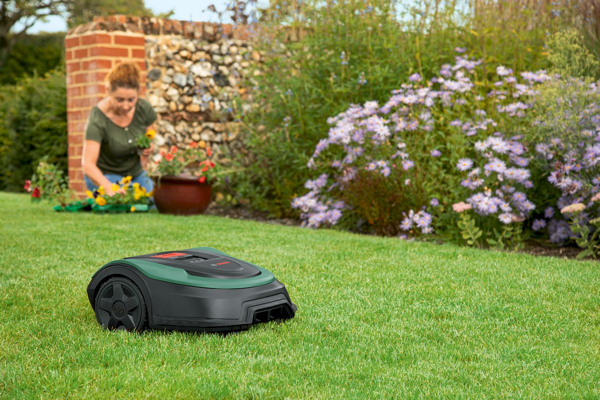Bosch Indego S+ 500 robotmaaier sfeerbeeld tuin