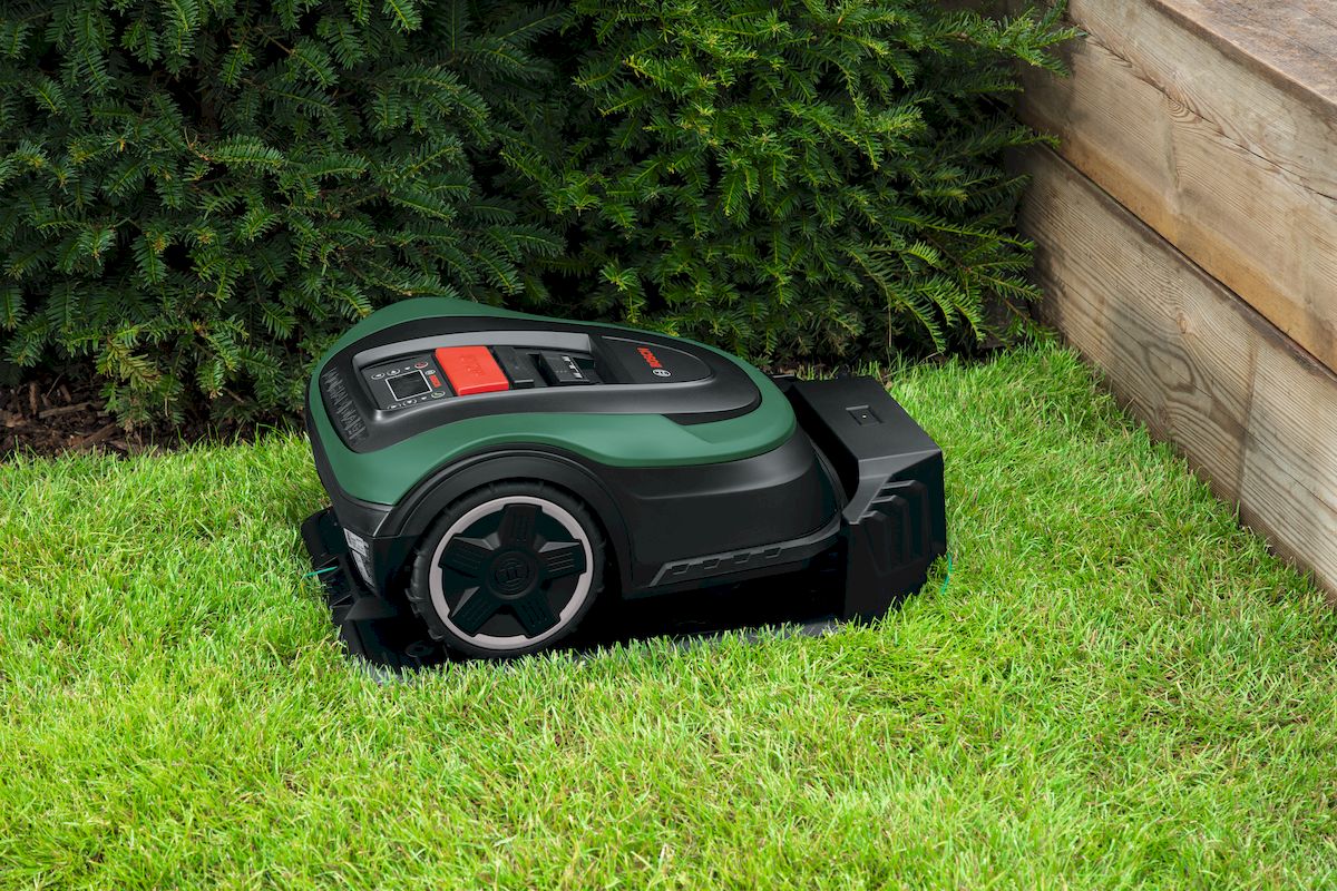 Bosch Indego M+ 700 robotmaaier geparkeerd