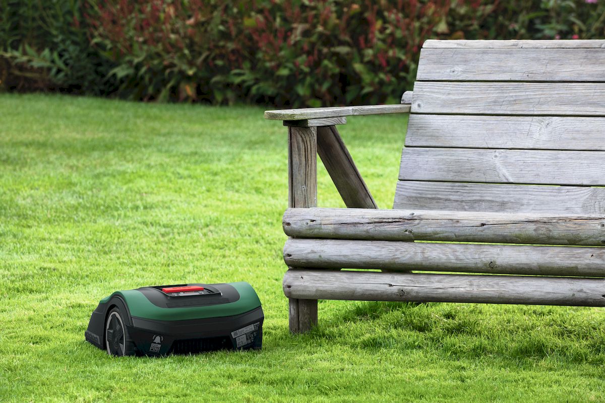 Bosch Indego M+ 700 robotmaaier tuinbank