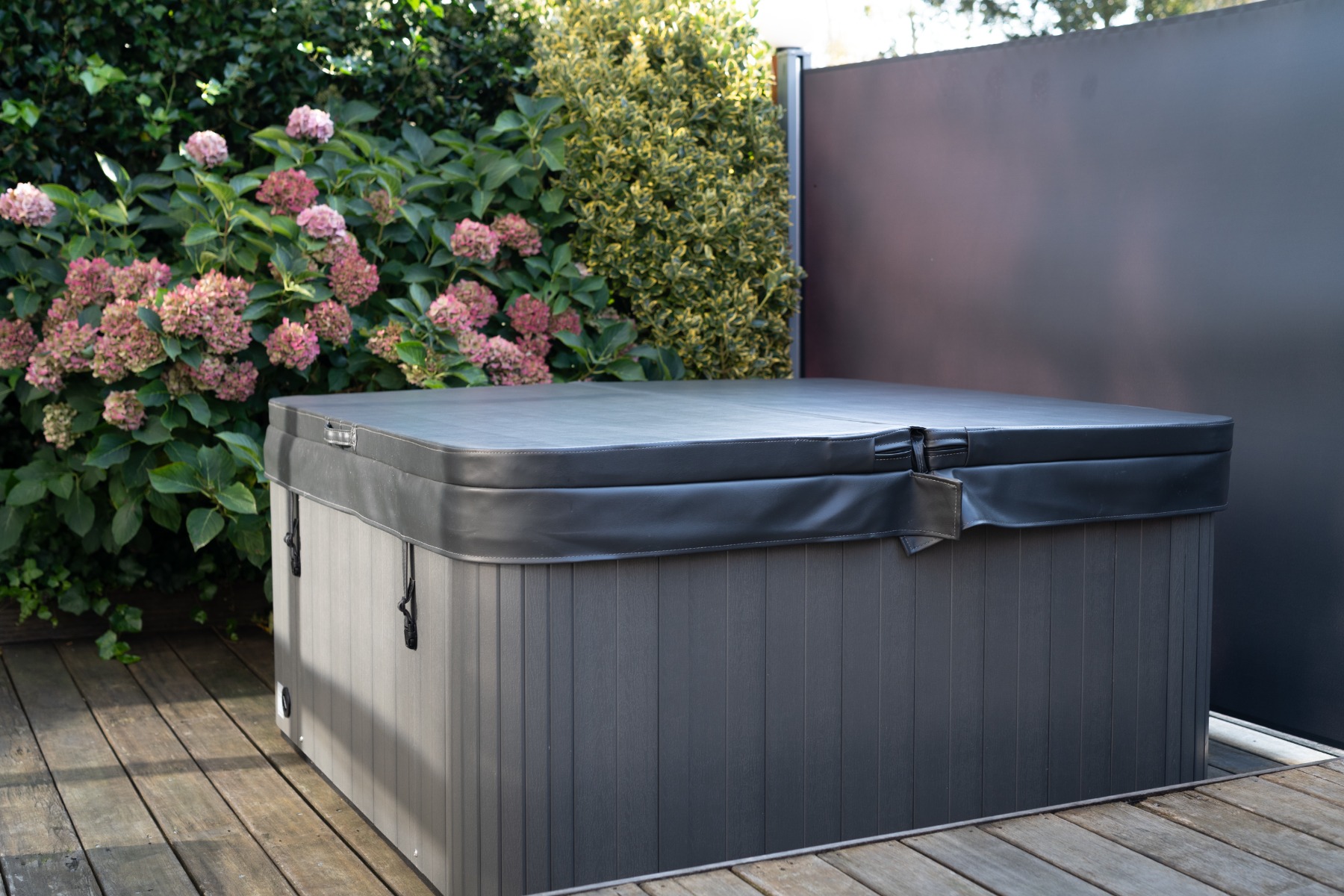 W'eau spa cover 200 x 200cm radius 18cm
