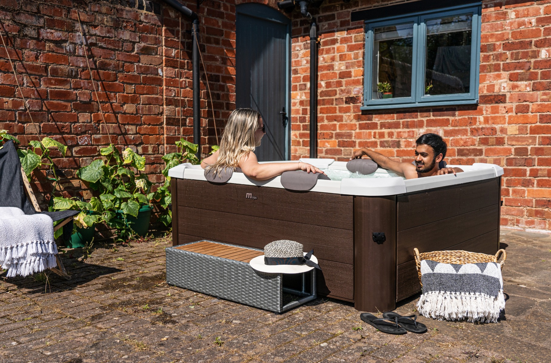 MSpa Tribeca frame spa - 6 persoons - sfeerfoto tuin