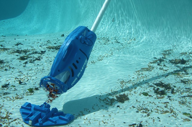 Pool Blaster MAX zwembad