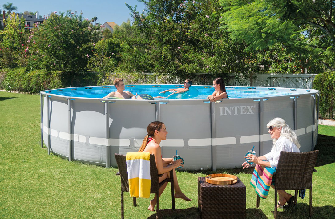 Intex Ultra Frame XTR Pool - 549 x 132 cm - met zandfilterpomp en accessoires - sfeer