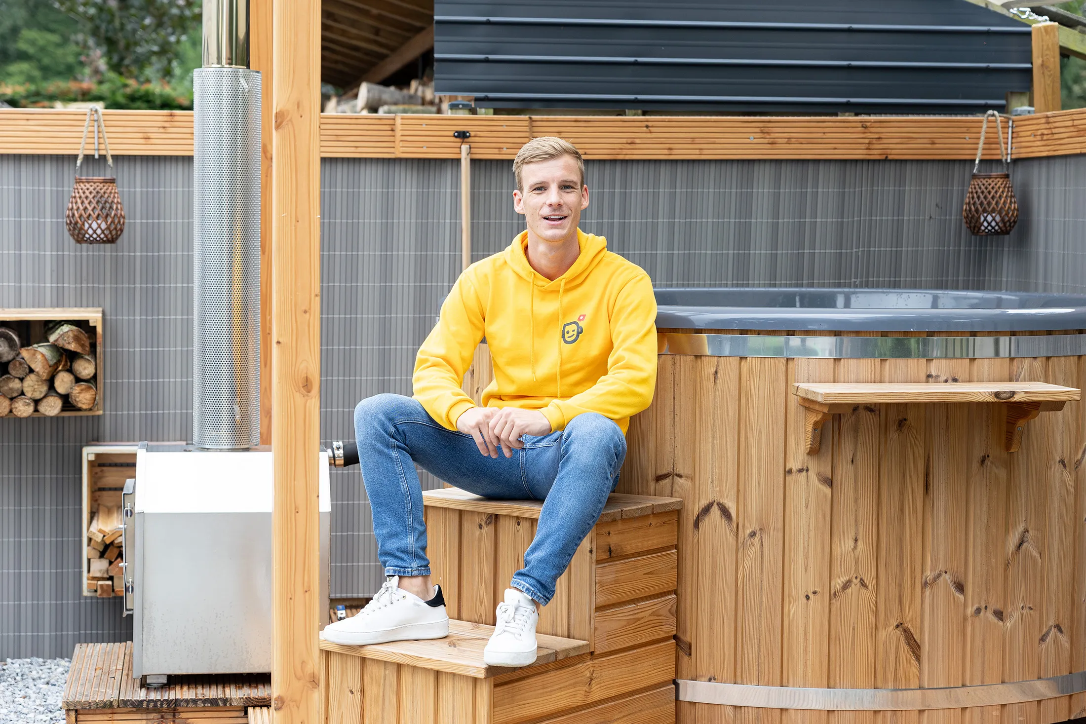 Niels zit op trap hottub