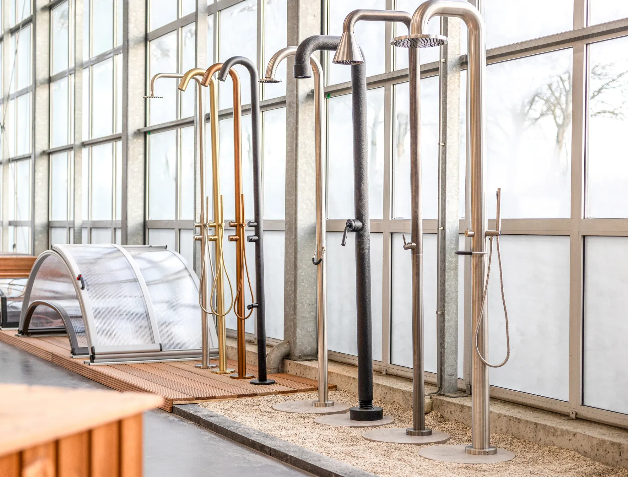 Buitendouches in showroom