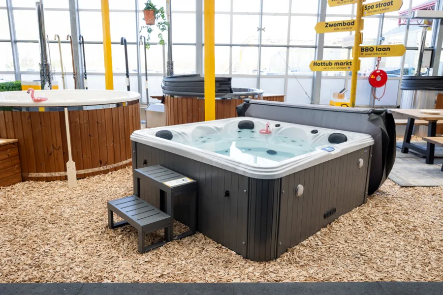 Vaste spa in showroom te zien