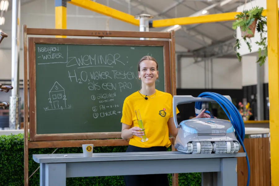 Roos-met-zwembadrobot-zweminar
