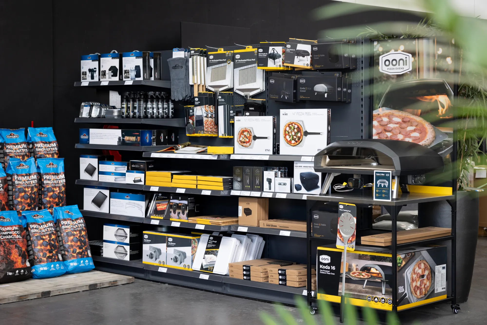 Barbecue accessoires in showroom