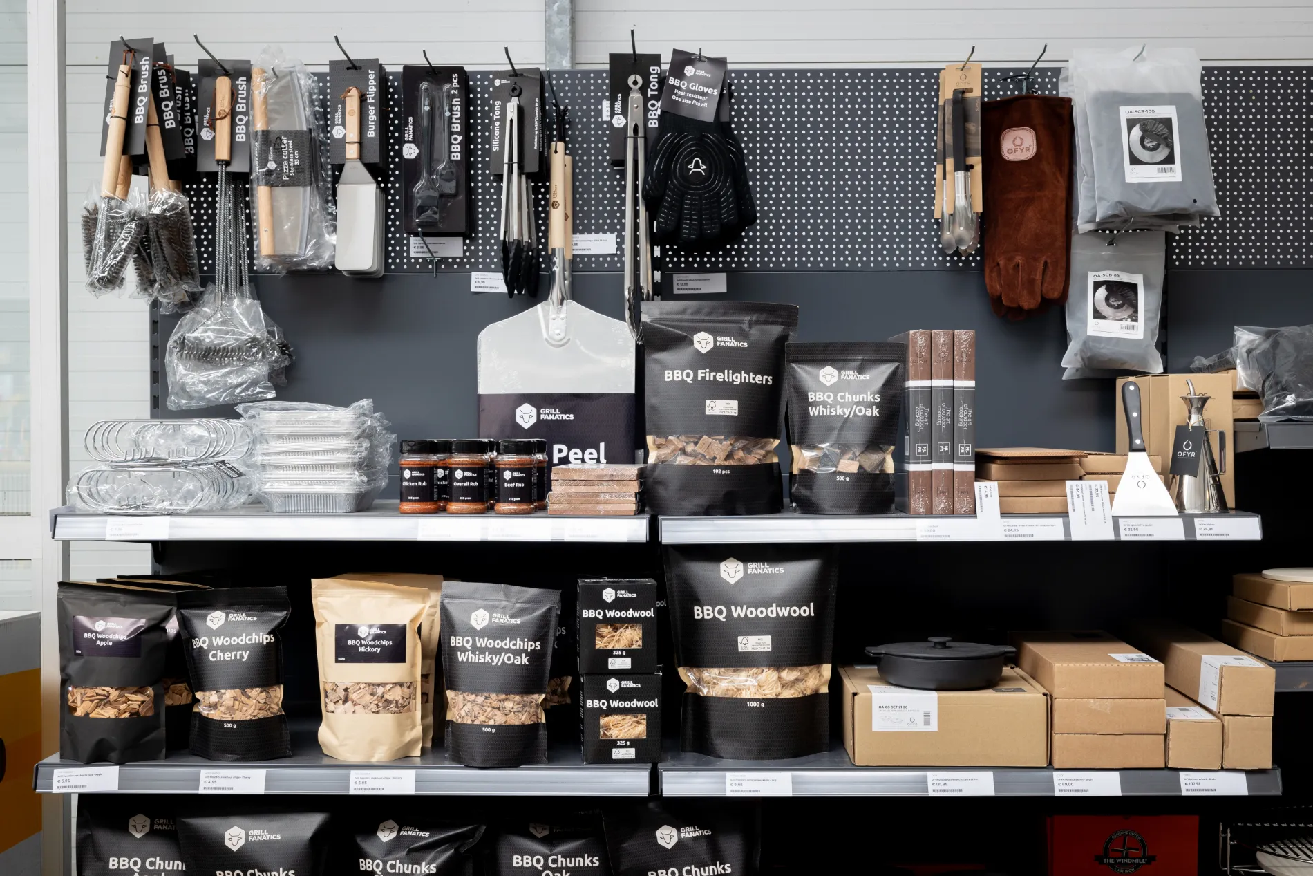 Barbecue accessoires in schappen winkel