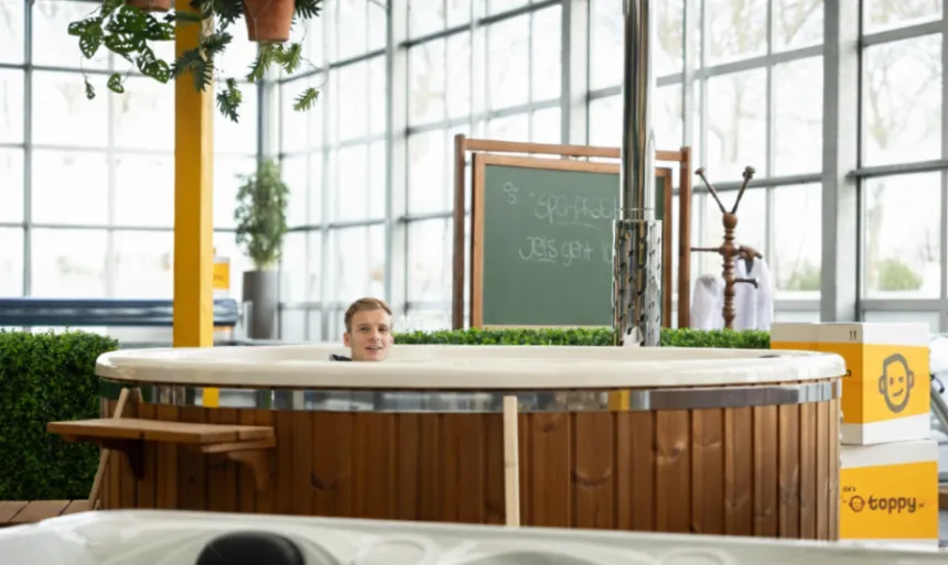 Proefzitten in hottub showroom