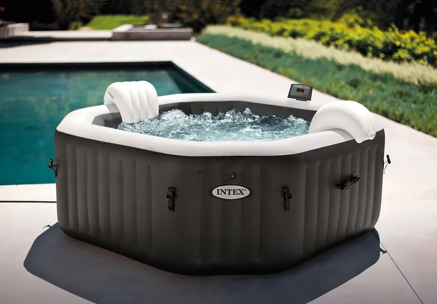 Opblaasbare spa bij zwembad