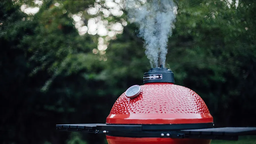 Kamado Joe barbecue met rook