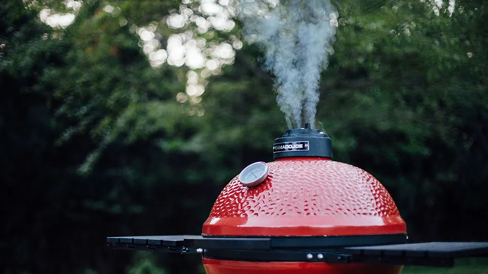 Kamado Joe barbecue met rook