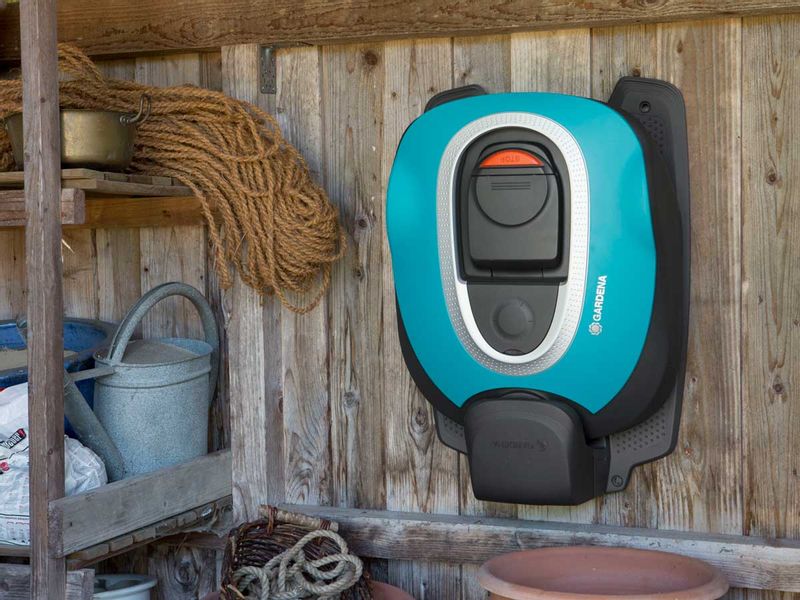 Gardena wandhouder Sileno met robotmaaier
