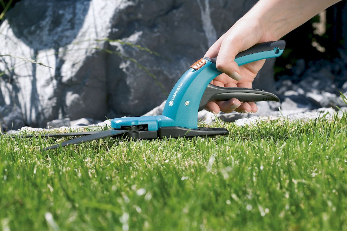Gardena Comfort grasschaar vlak op het gras