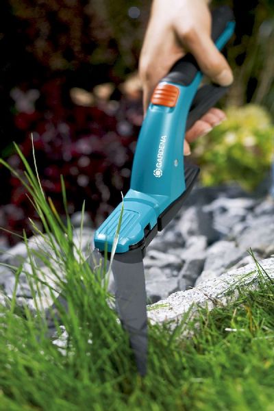 Gardena Comfort grasschaar aan het knippen