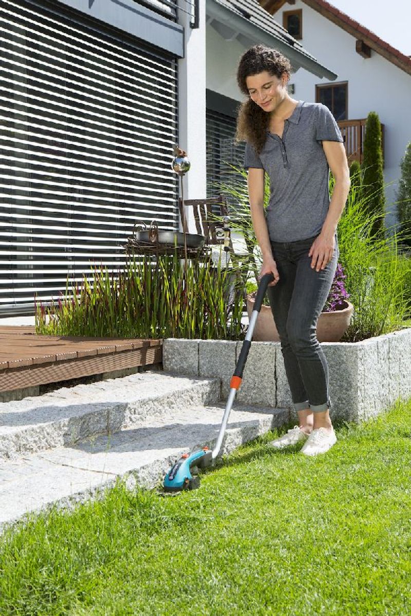 Gardena Telescoopsteel met wielen in gebruik