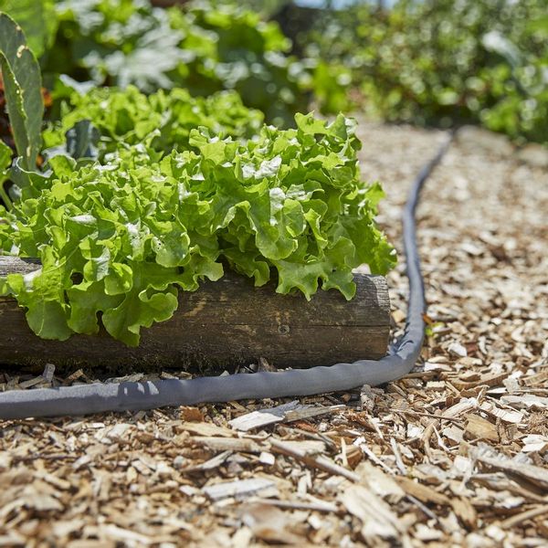 Gardena Liano 30 meter (Ø 13 mm) textiel tuinslang met koppelingen in gebruik
