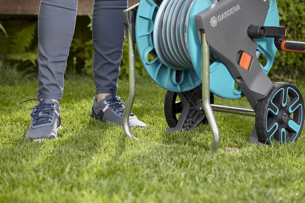 Gardena AquaRoll M 20 meter (Ø 13 mm) tuinslang met slangenwagen in gebruik