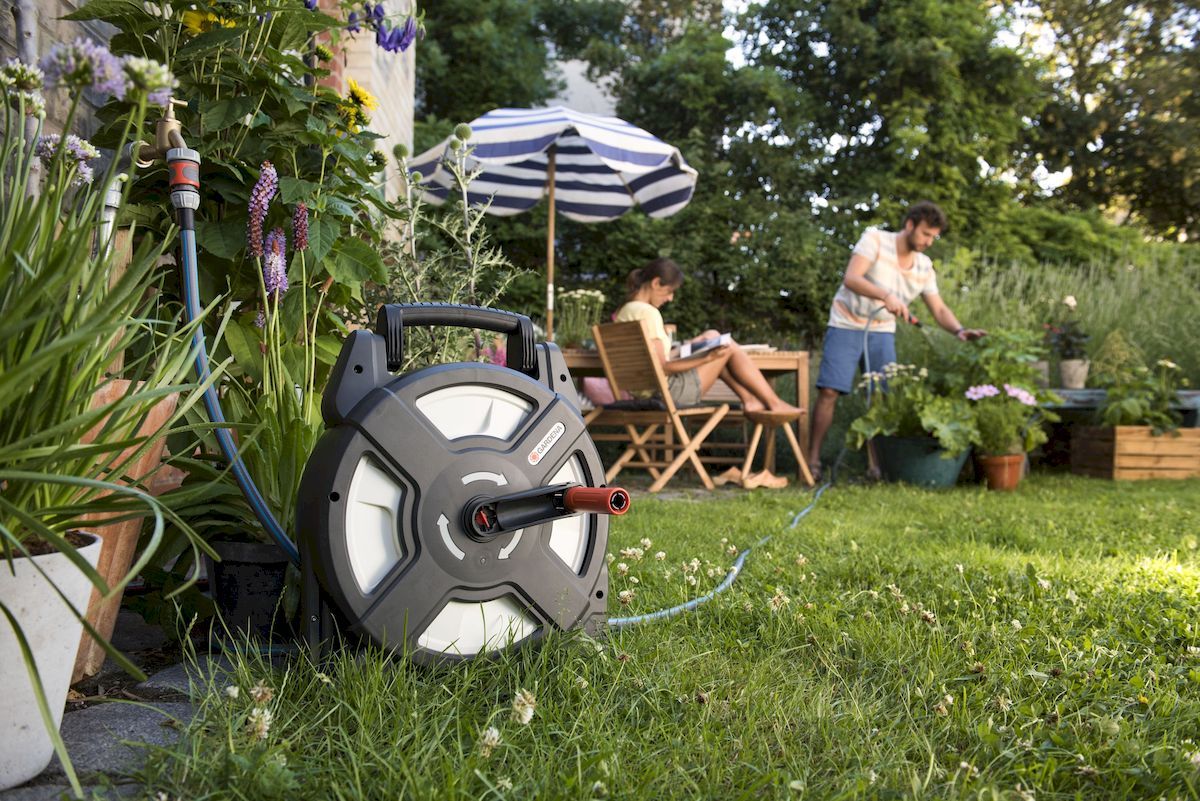 Gardena City Gardening 10 meter (Ø 11 mm) slangenbox in gebruik