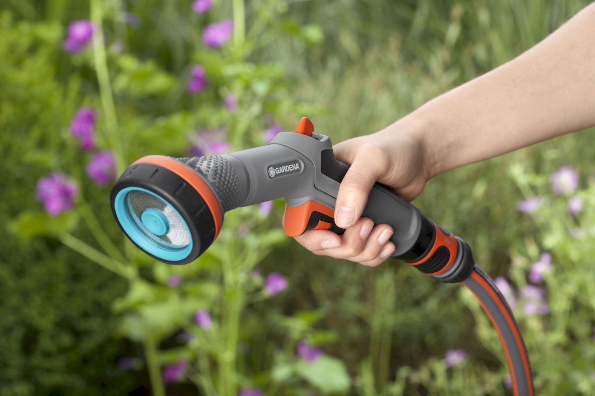 Gardena Comfort broes voor kwetsbare planten in gebruik