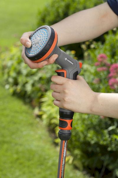 Gardena Comfort broes voor bloembedden in gebruik