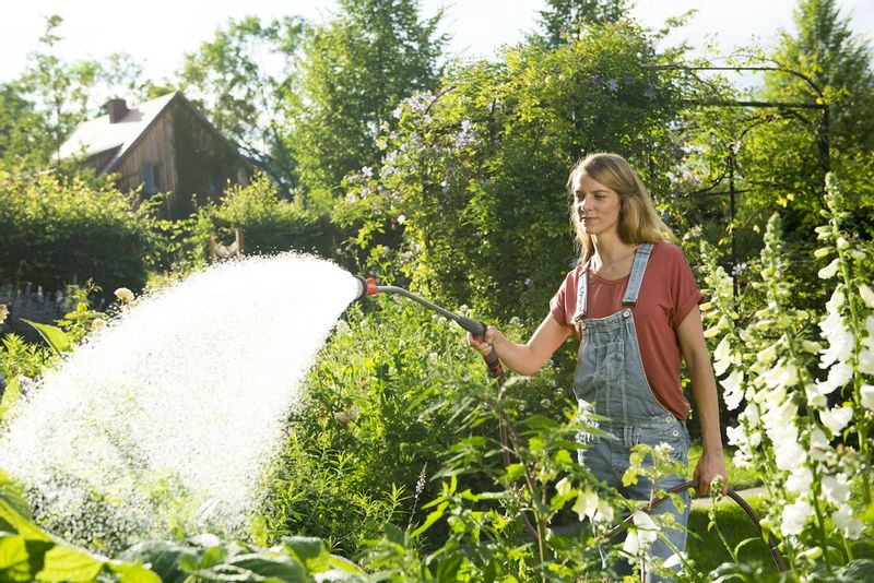 Gardena Broes met verlengstuk in gebruik