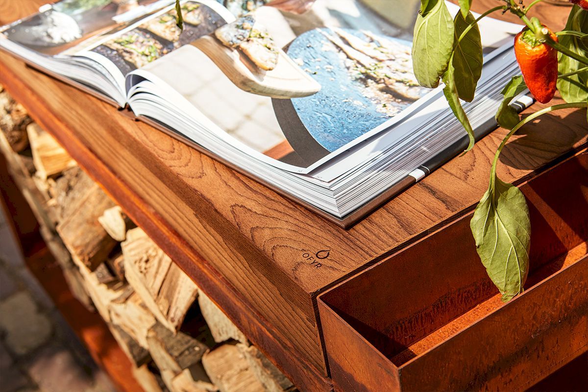 Ofyr Island Pro Cortenstaal met werkblad van teakhout sfeer