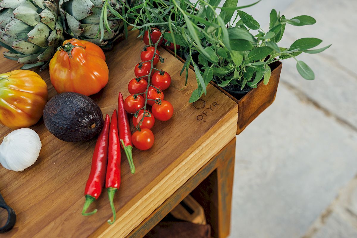 Ofyr Island Pro Cortenstaal met werkblad van teakhout eten