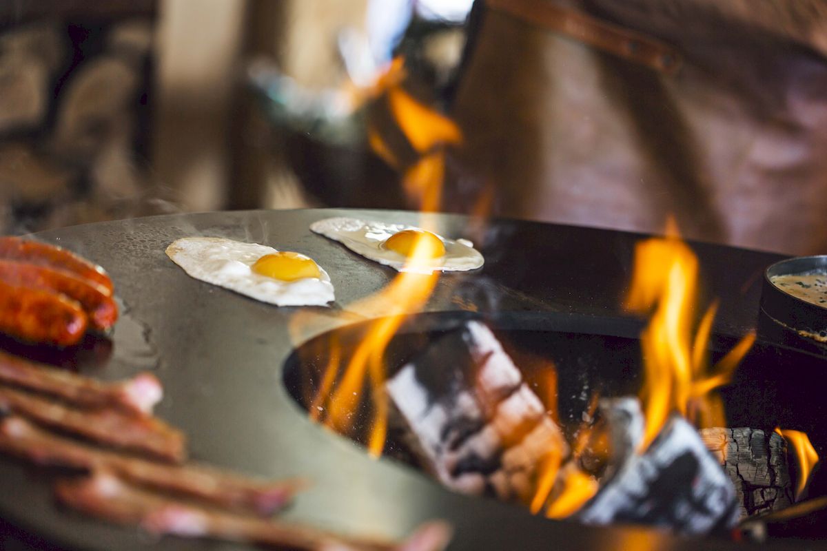 Ofyr Island van zwart gecoat staal met werkblad van teakhout 100-100 eten
