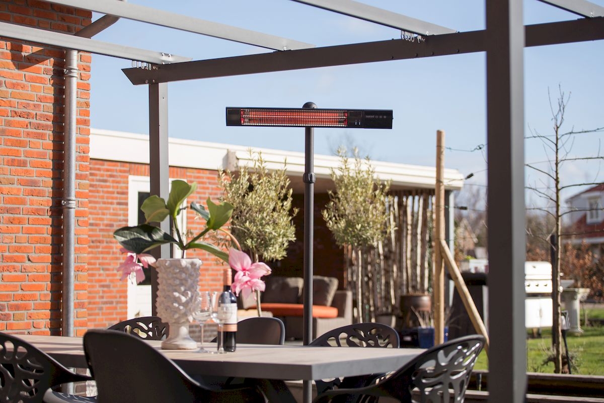 Sunred Heater Dark Standing 2500 terrasverwarmer - sfeer