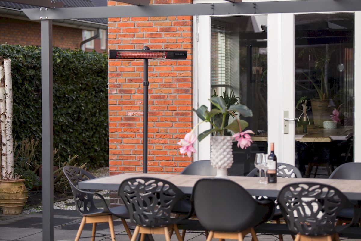 Sunred Heater Dark Standing 2500 terrasverwarmer - sfeer