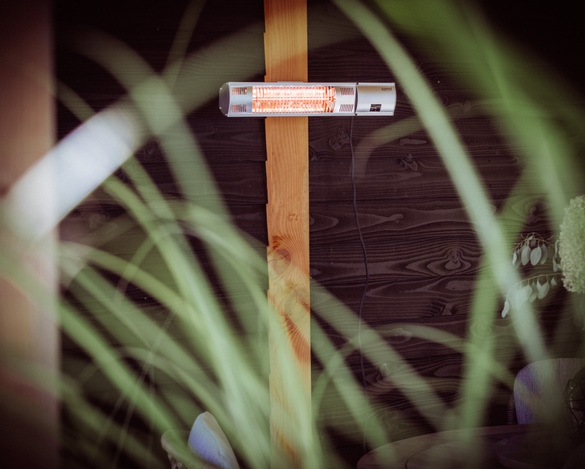 Sunred Heater Ultra Wall 2000 terrasverwarmer - Grijs - sfeer