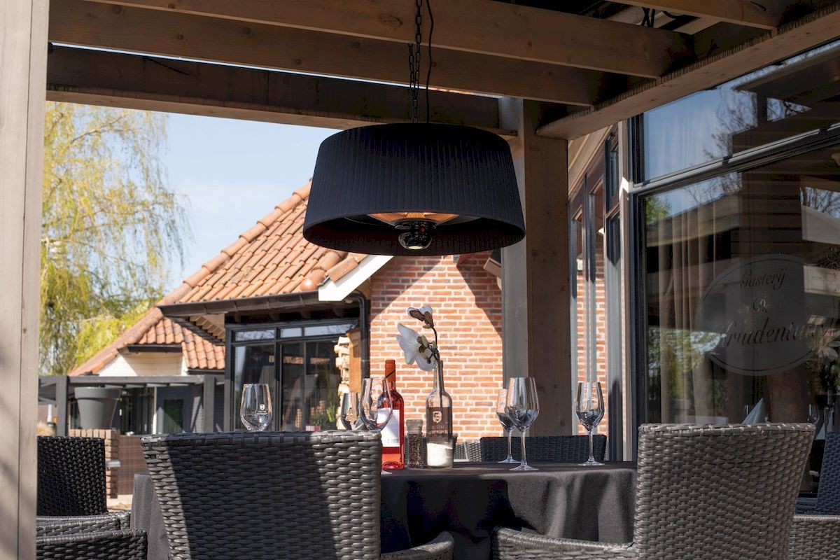 Sunred Heater Artix Hanging Black 1800 terrasverwarmer sfeer