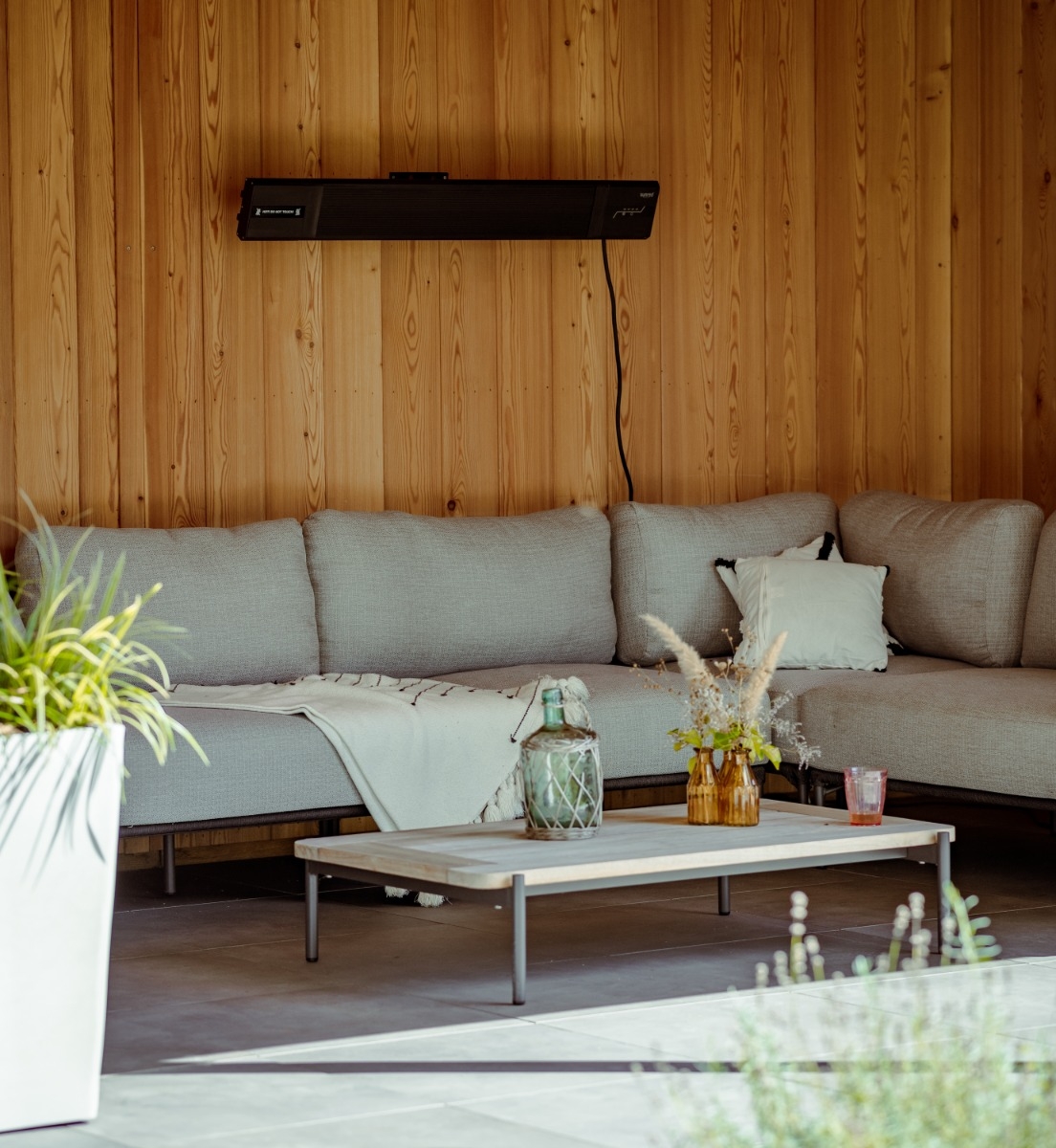 Sunred Heater Nero Wall Hanging 2400 terrasverwarmer - sfeer