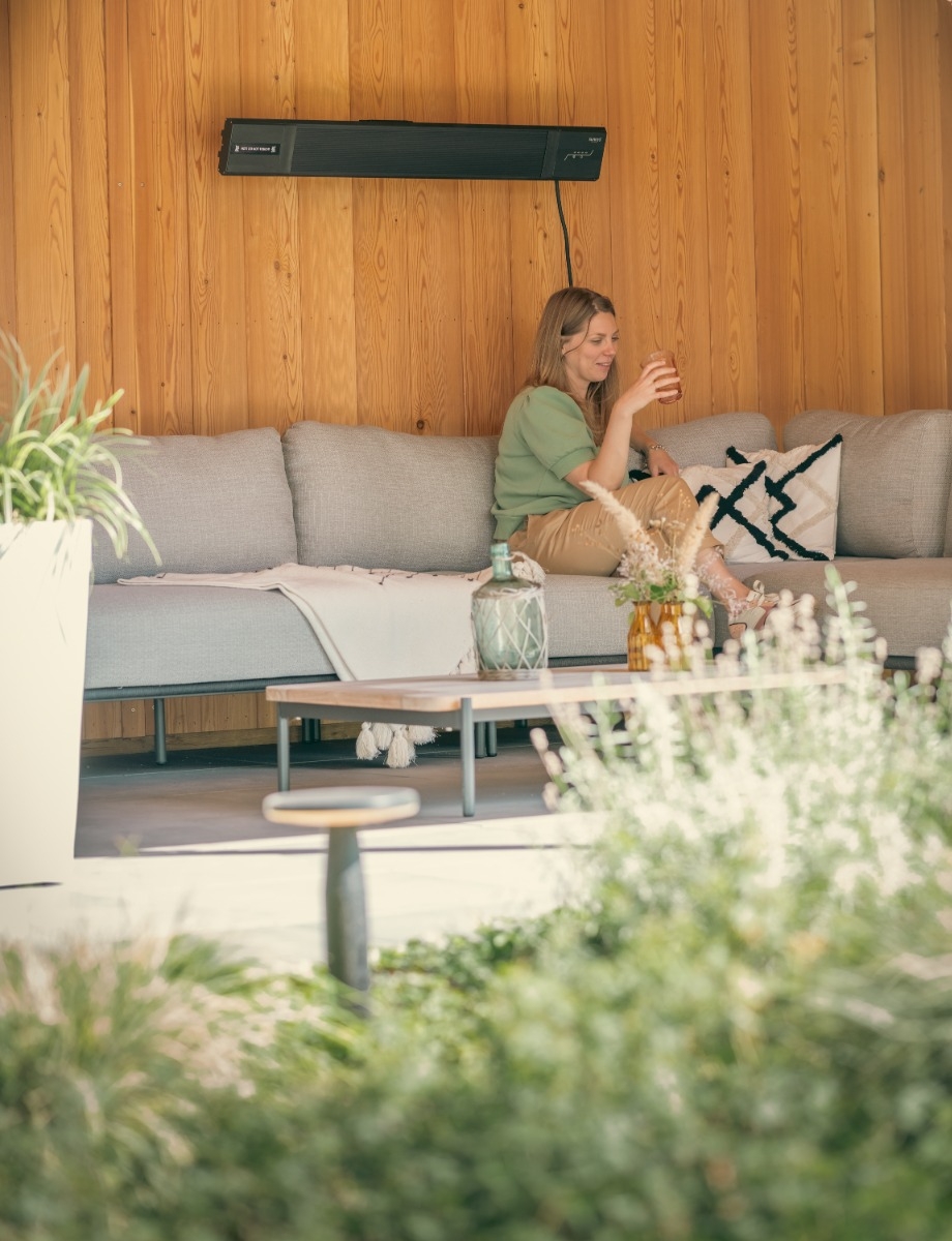 Sunred Heater Nero Wall Hanging 2400 terrasverwarmer - sfeer