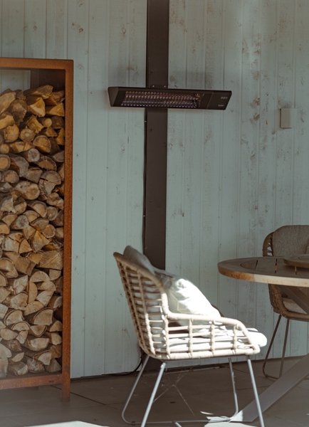 Sunred Heater Triangle Dark Smart Wall 2500 terrasverwarmer - sfeer