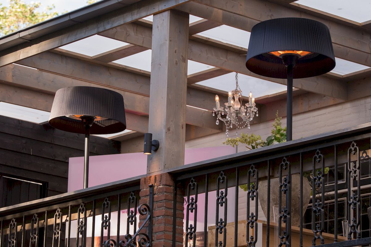 Sunred Heater Artix Standing 2100 terrasverwarmer zwart in gebruik