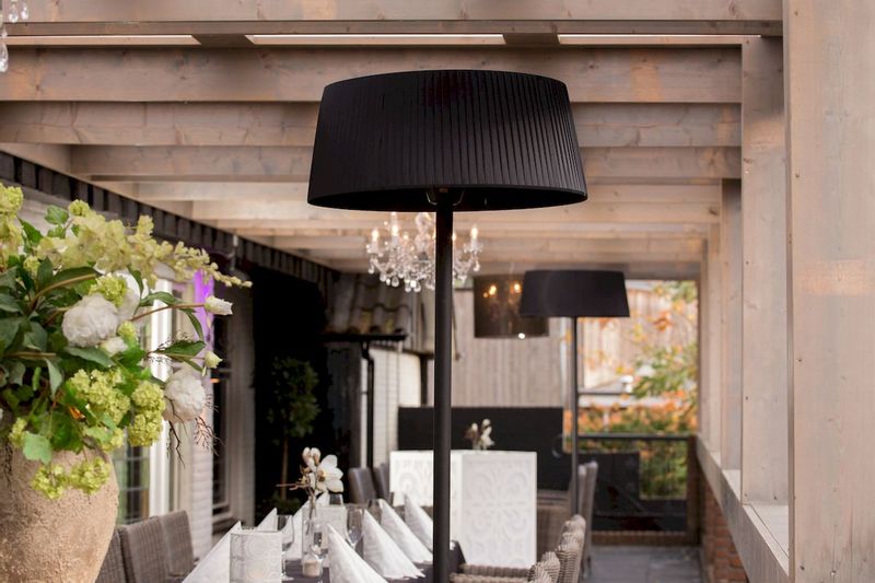 Sunred Heater Artix Standing 2100 terrasverwarmer zwart sfeer