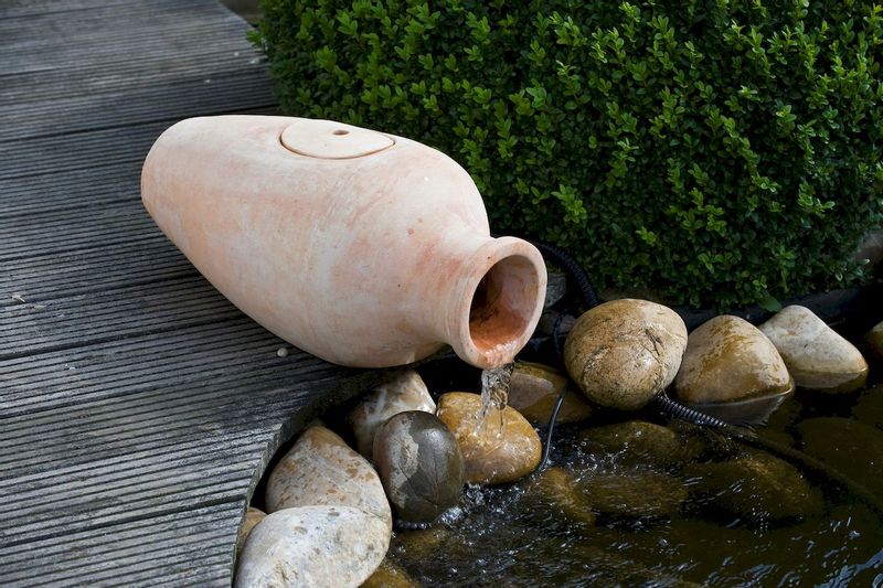 Ubbink Amphora waterornament bij vijver