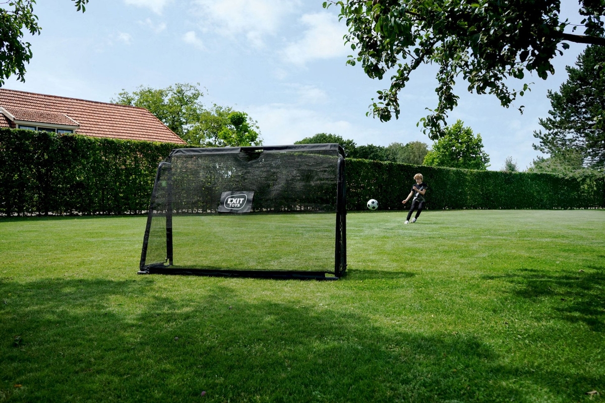 EXIT Maestro voetbaldoelen set - 180 x 120 cm op grasveld