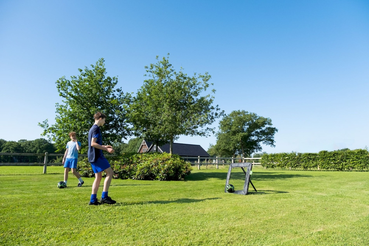 EXIT kickback Rebounder M - 84 x 84 cm buiten samen