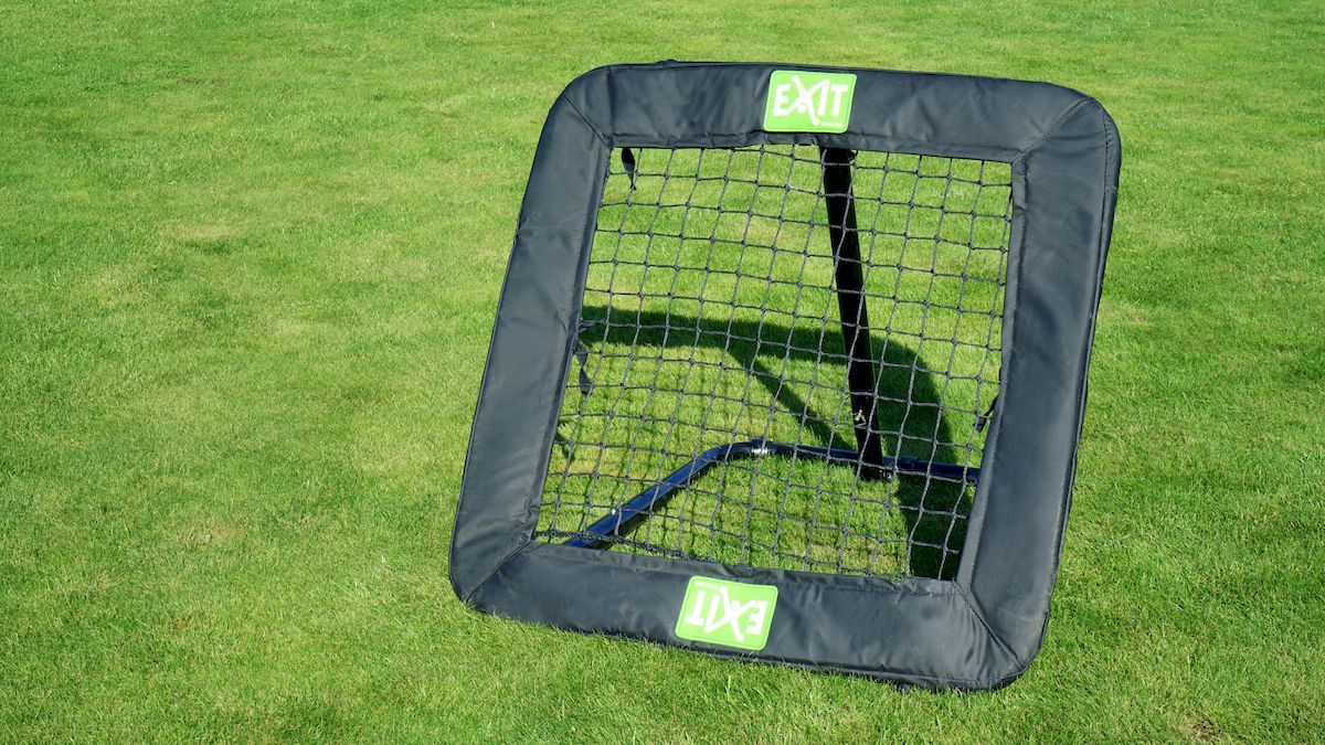 EXIT kickback Rebounder M - 84 x 84 cm buiten