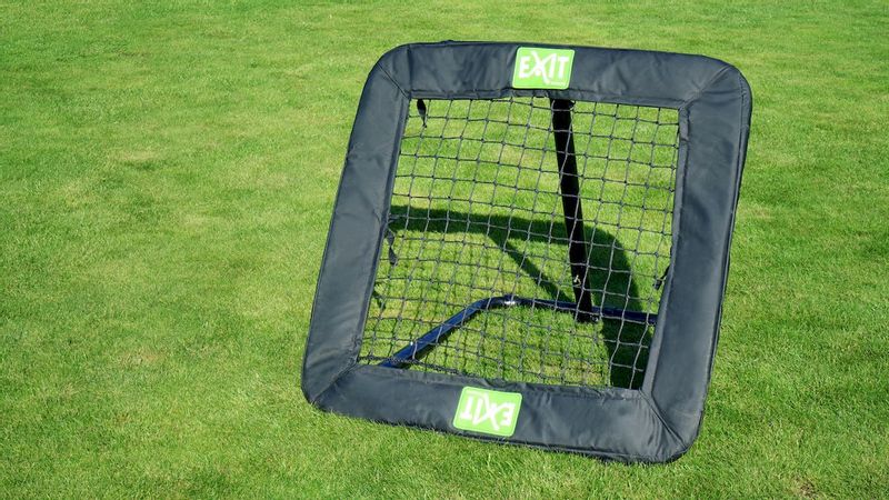 EXIT kickback Rebounder M - 84 x 84 cm buiten