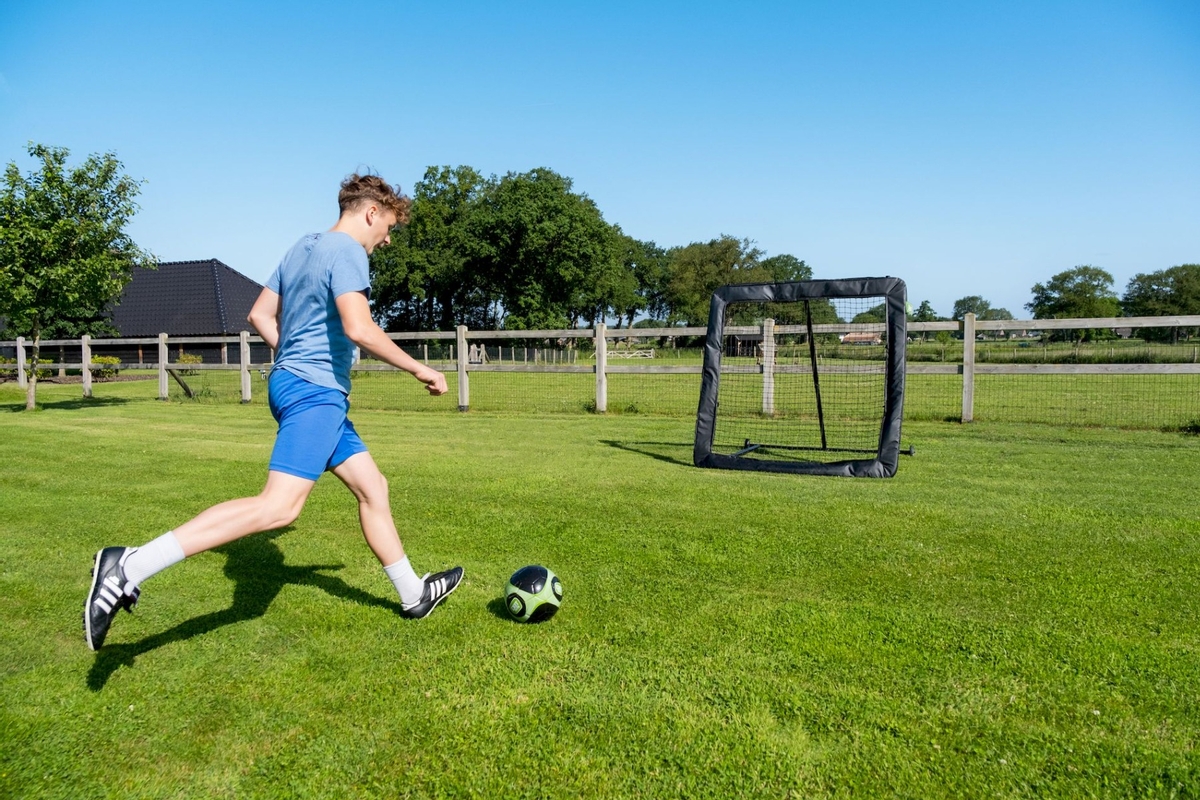 EXIT Kickback Rebounder XL - 164 x 164 cm buiten