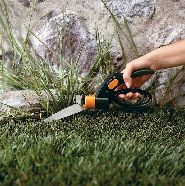 Fiskars Servo-System GS42 draaibare grasschaar kantjes