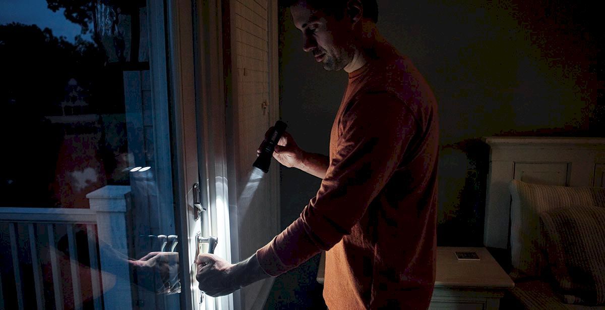 Coleman BatteryGuard 325L zaklamp sfeerfoto