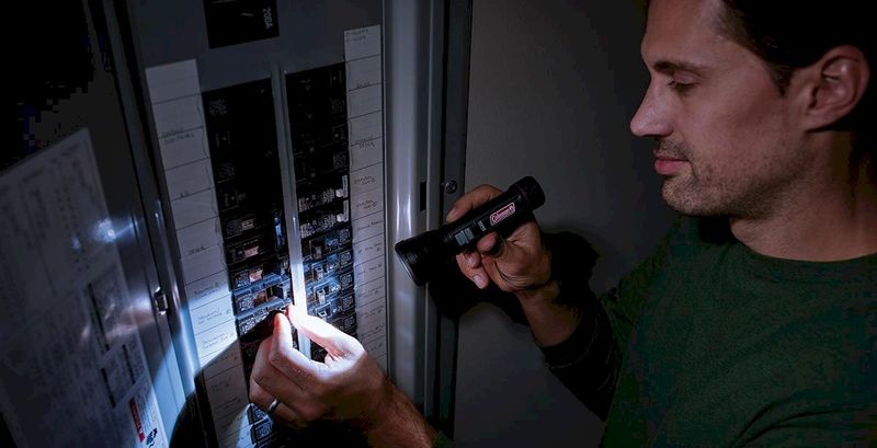 Coleman BatteryGuard 325L zaklamp sfeerfoto