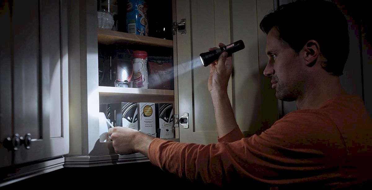 Coleman BatteryGuard 350L zaklamp sfeerfoto